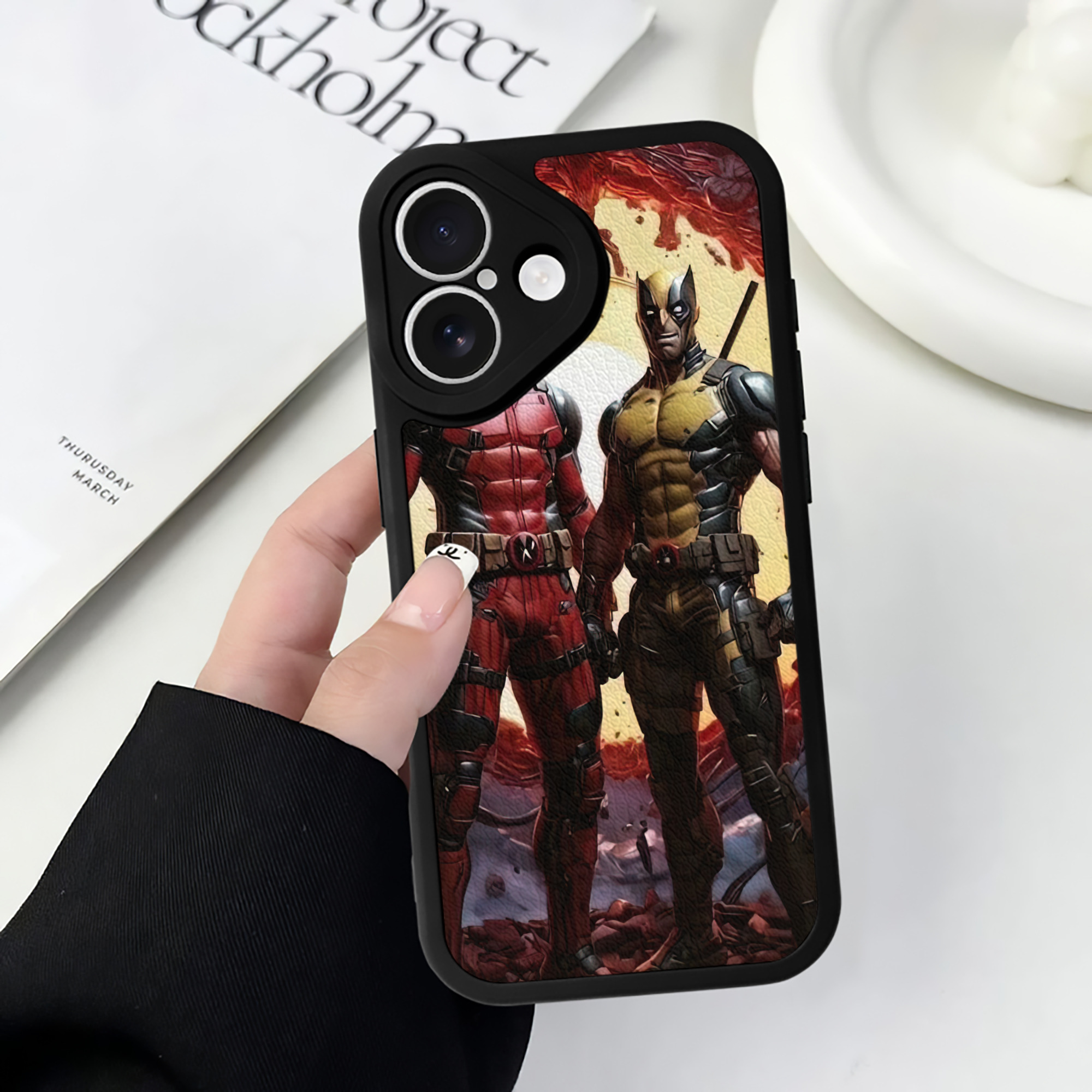 （画像用） Deadpool デッドプール 【iPhone 16シリーズ対応】シリコンスマホケース（レザー調） 材質：シリコン